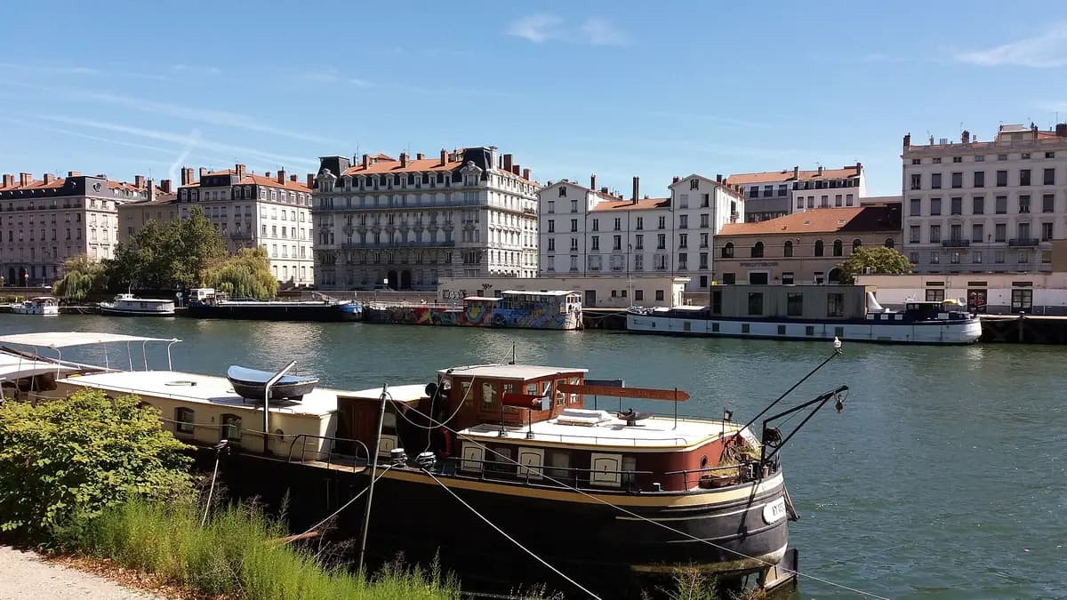 Péniches amarrées au quai Fulchiron sur la Saône, façades du quai Maréchal-Joffre à Lyon
